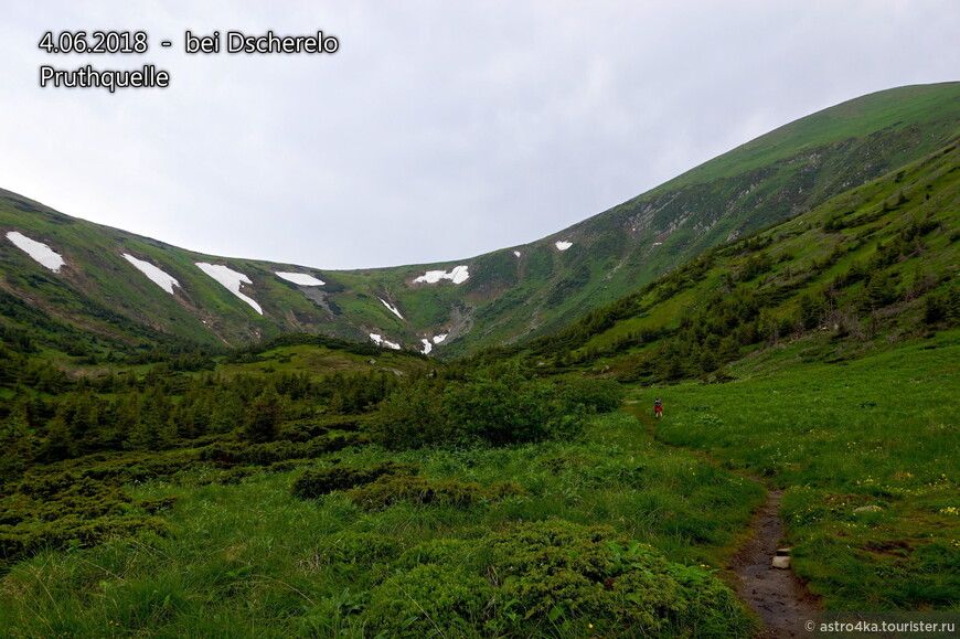 Перешеек между горами Брескул и Говерлой (справа).