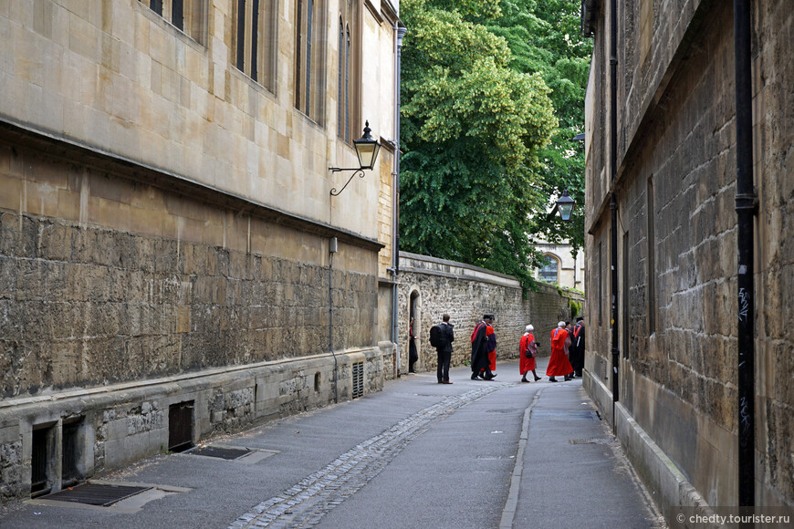 Посмотрите как ходят великие. Не по дороге, а на прямую через колледжи. Ключи от дверей в Оксфорде - вот оно истинное признание.