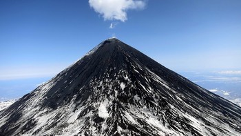 На Камчатке туристы попали под камнепад на вулкане