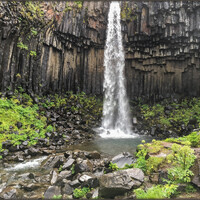 Мы шли-шли и наконец-то пришли к 12 метровому водопаду Свартифосс,  похожему на орган.  Мое резюме-этот поход можно было бы смело вычеркнуть из программы. 