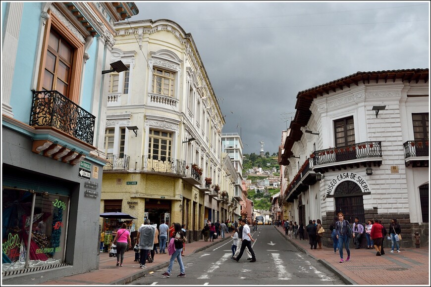 Voto Nacional — пролетая над центром Кито
