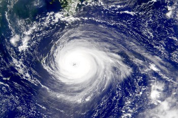 Супертайфун Мангхут движется к Филиппинам и Китаю
