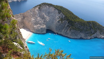 В Греции туристы пострадали при обрушении скалы на пляже