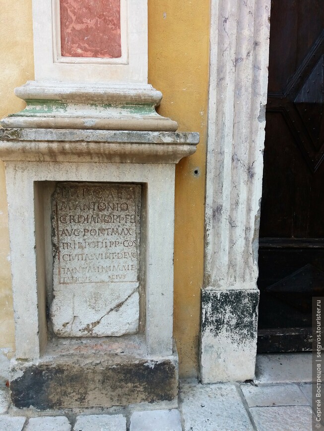 У входа в собор - камни с надписями, славящими римских императоров 
