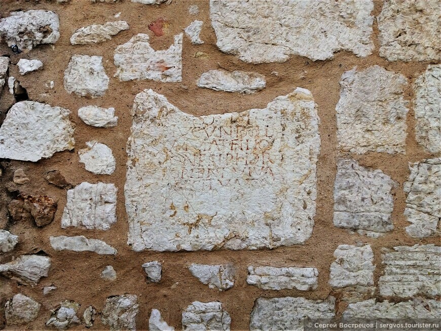 Фрагмент древнеримской постройки, вмонтированный в городскую стену