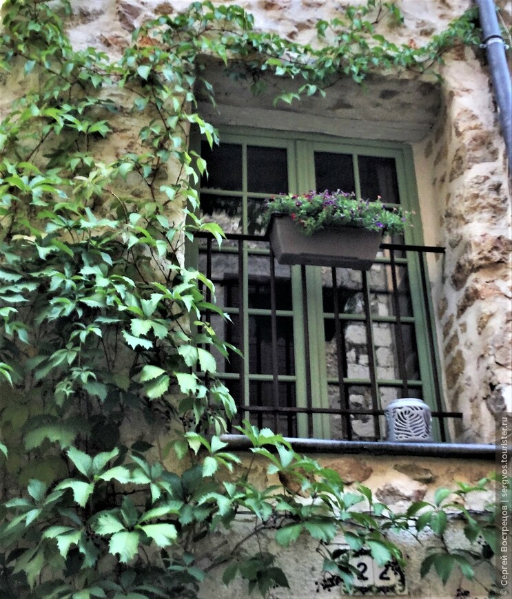 Декоративная решетка с цветочным ящиком - украшение окна