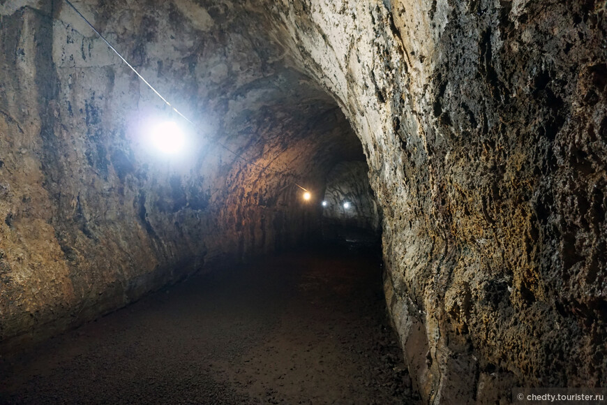 Похоже на искусственный тоннель, но это настоящая природная пещера очень большой протяженности.Пещера в лаве. Эквадор