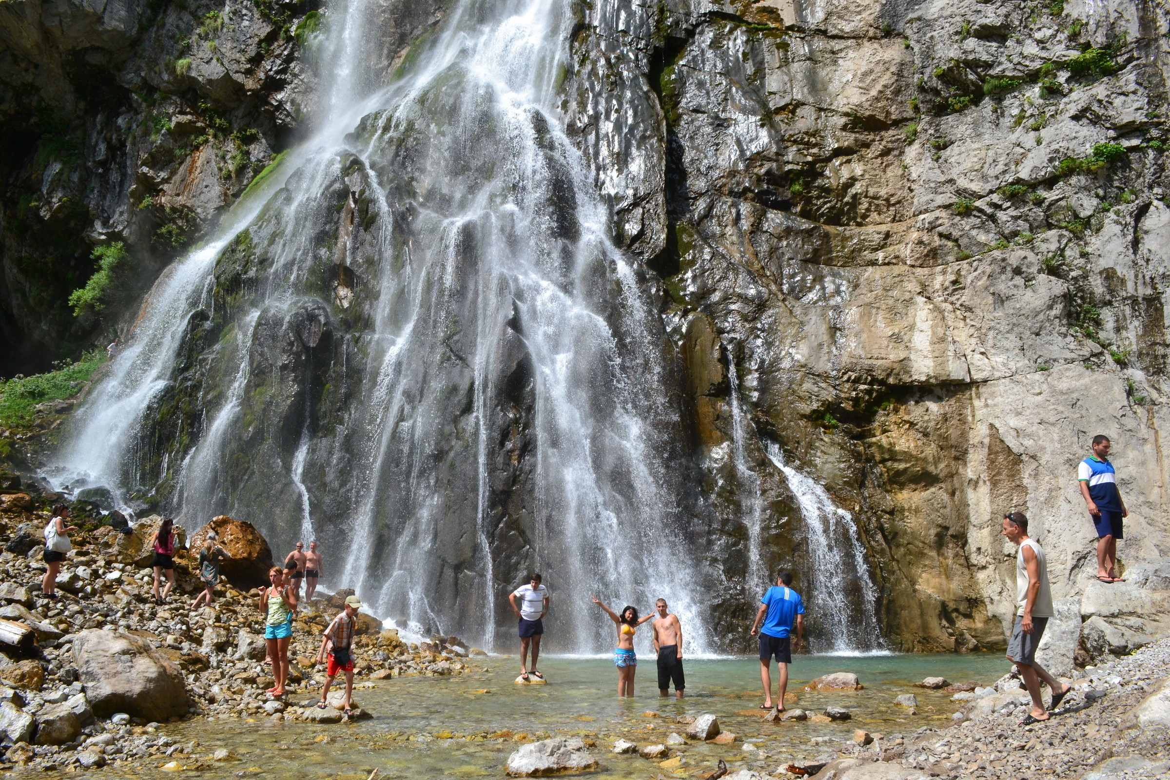 Экскурсии куда. Гегский водопад Абхазия. Гагра Гегский водопад. Гупский водопад в Абхазии. Водопад Гегский Пицунда.