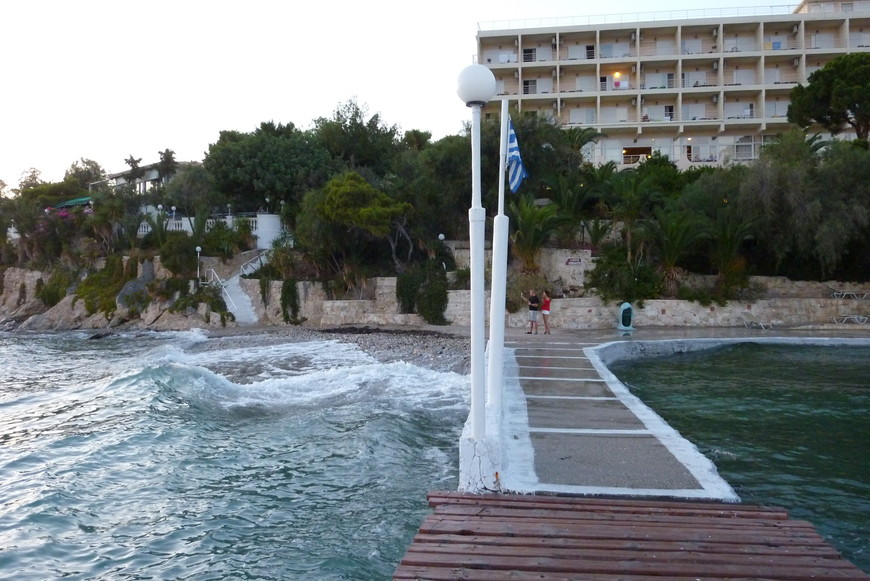 Вид с пирса на главный корпус отеля и часть берега с таверной