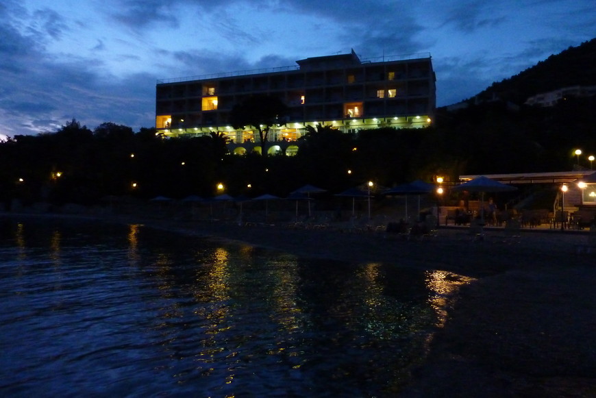 Вид с пирса на вечерний отель
