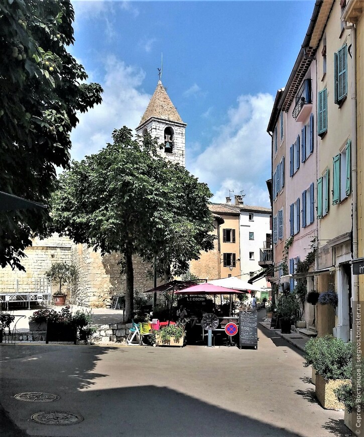 Площадь в Туррет-сюр-Лу с видом на колокольню церкви Св. Григория