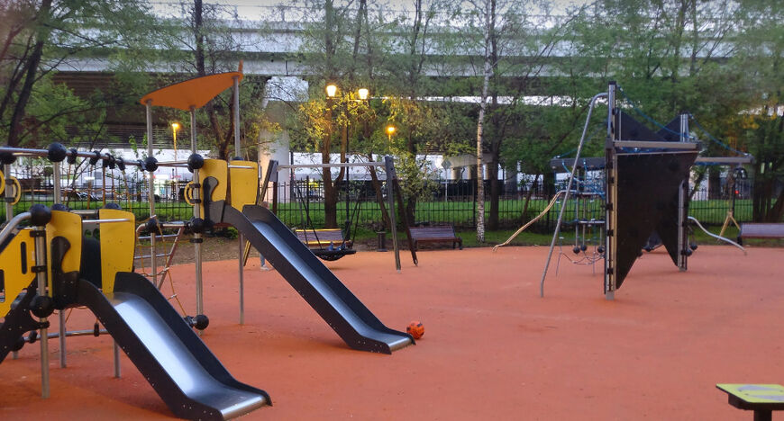 Детская площадка в Грачёвском парке