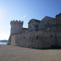 Прямо у старинных венецианских укреплений Корчулы есть пляж для купания.