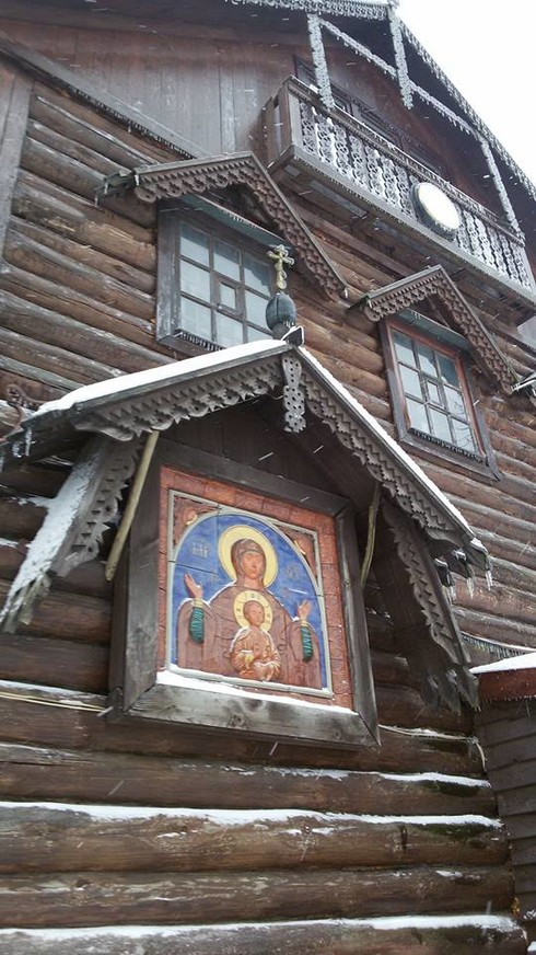 Икона Богородицы Знамение на фасаде Дома мастерской русского иконописца в Брехово