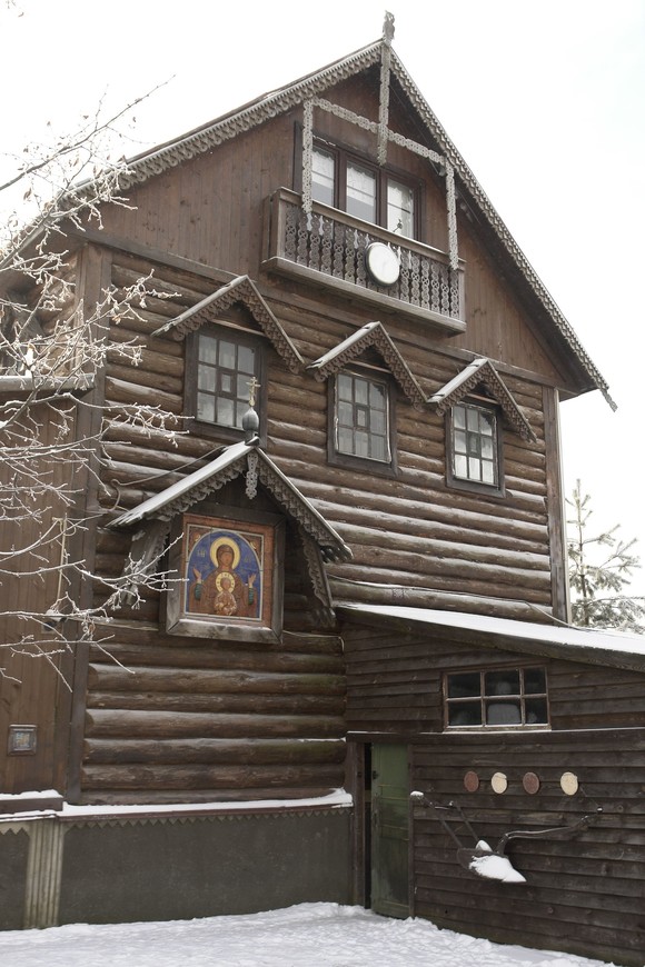 Дом мастерская русского иконописца с иконой 
