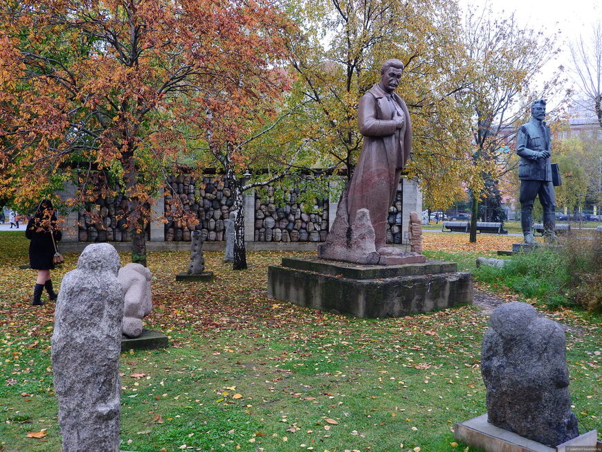 Памятник Сталину с отколотой частью лица