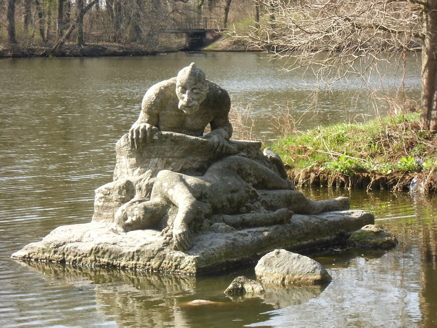 Скульптура на Карповом пруде
