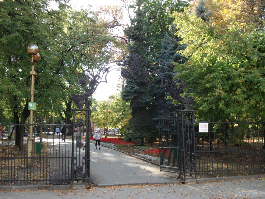 Вход в парк Липки со стороны улицы Соборной