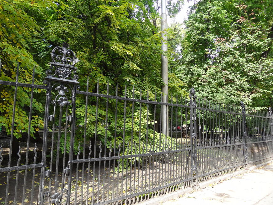 Украшение парка – кованая ограда