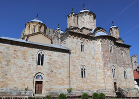 В самой церкви есть сохранившиеся до наших дней фрески, а также в ней хранятся мощи основателя монастыря деспота Стефана Лазаревича и Калояна Русоте.