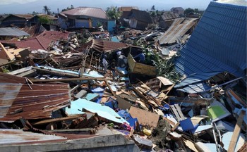 В Индонезии жертвами цунами стали более 800 человек