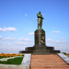 Памятник Валерию Павловичу Чкалову, от его подножия начинается спуск к Волге - знаменитая Чкаловская лестница.