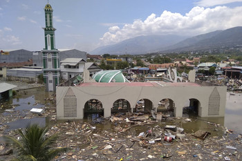 На острове Сулавеси в Индонезии продолжаются землетрясения  