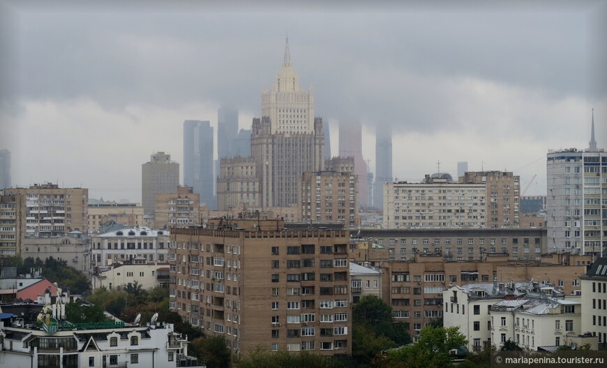 Здание Министерства иностранных дел на фоне высоток Москва-Сити