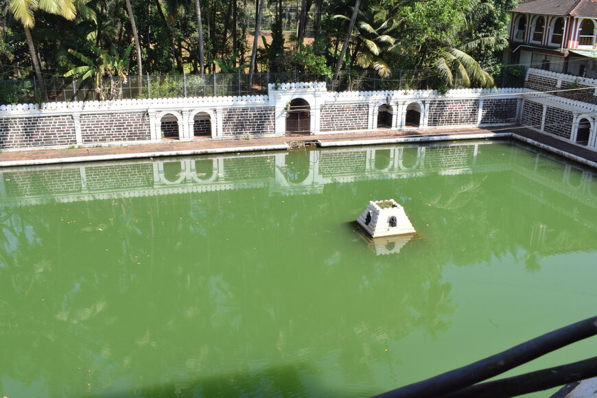 Искусственный водоем на территории храма