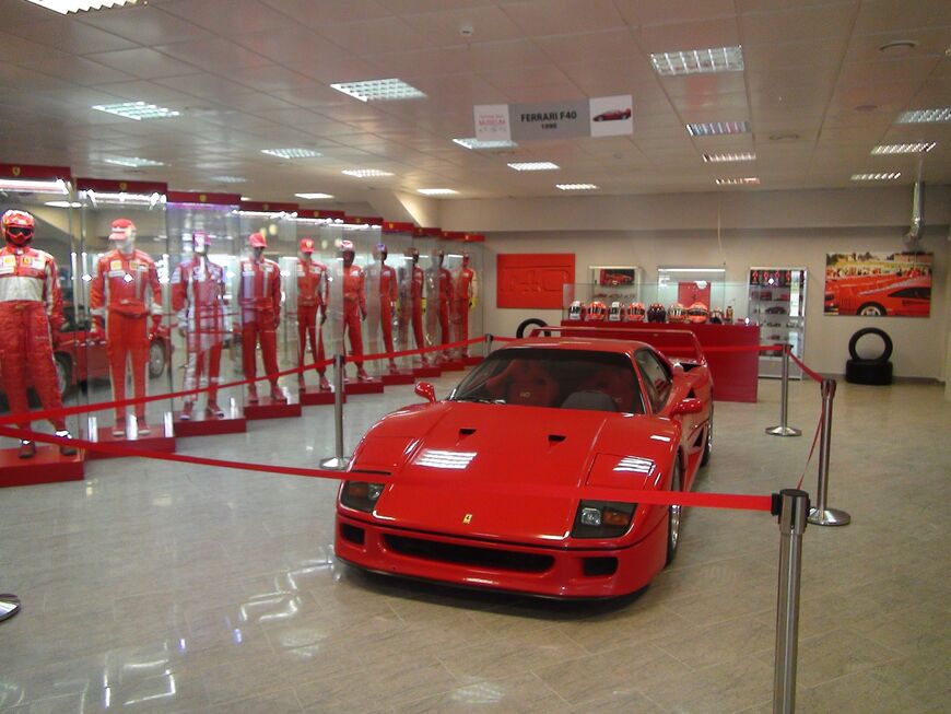 Ferrari F40 и манекены в командных костюмах