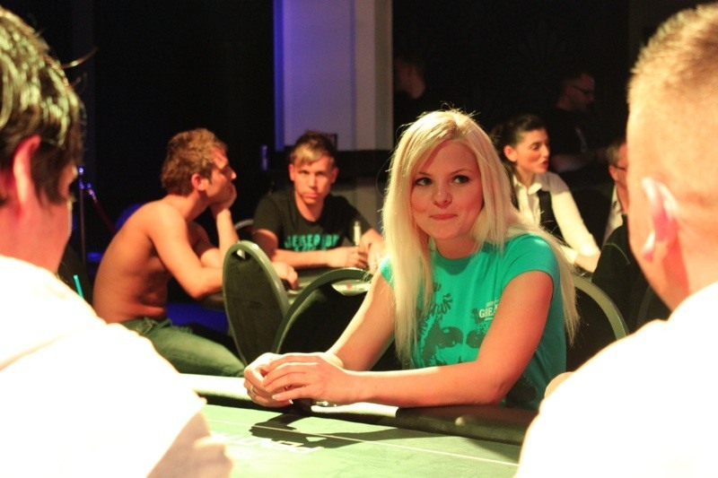Играют в покер на раздевание