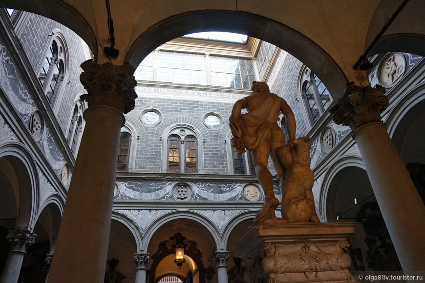 Дворик Микеллоцо наполнен воздухом, крытая арочная галерея создает противовес внешнему виду дворца, фамильный герб Медичи (6 шаров или сфер) гордо красуется с фестонами на монохромном граффито.