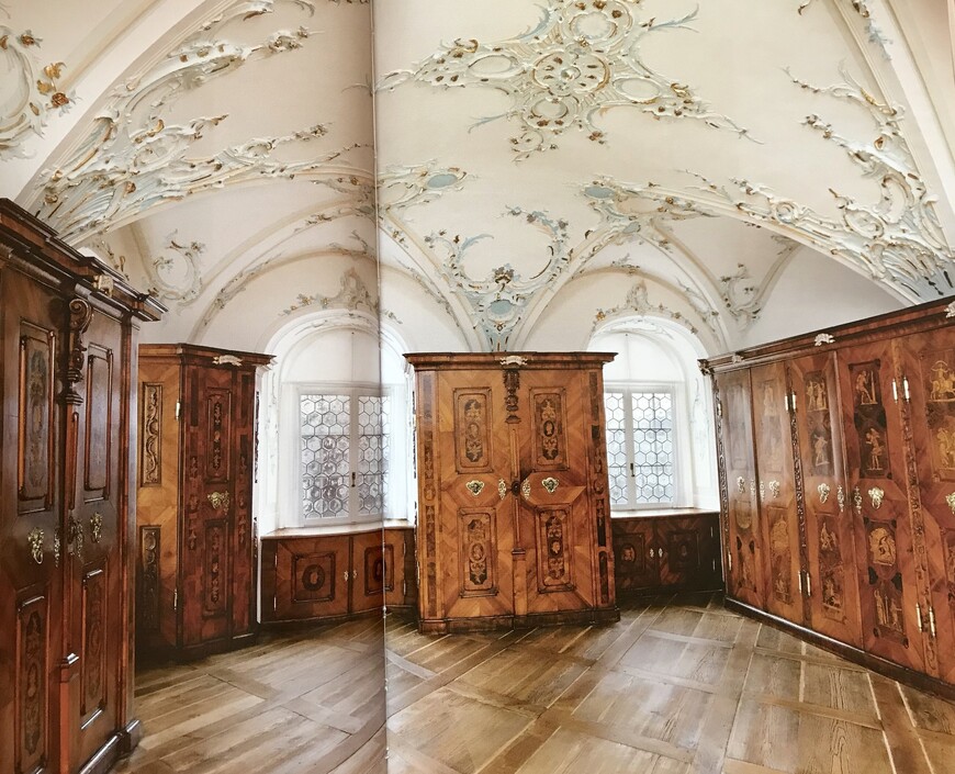 Изящные кабинеты-хранилища манускриптов, созданные в 1758-1780 гг. в мастерской монахов Габриеля Лозера.