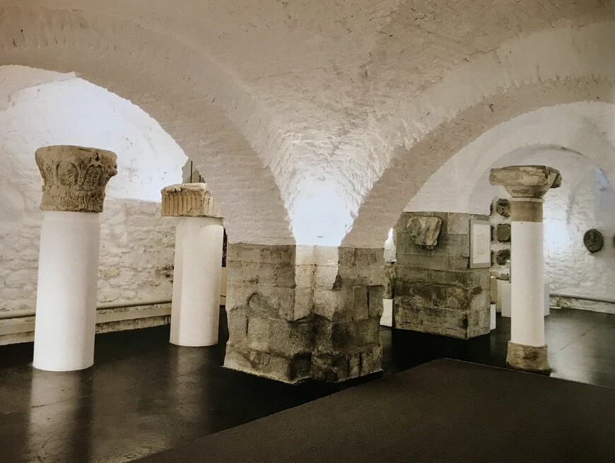 Юго-восточный ракурс на подземные здания библиотеки - Лапидариум (каменные погреба)