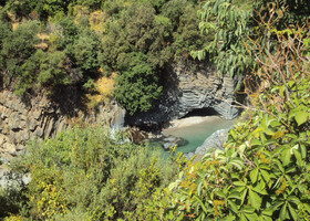 Долина и базальтовое ущелье реки Алькантара
