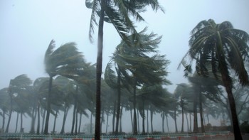 К островам Испании и Португалии движется тропический циклон Лесли