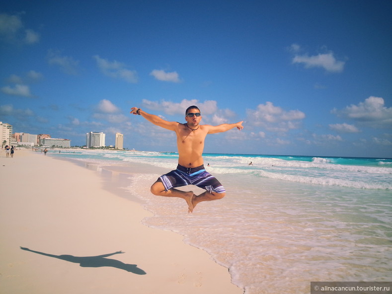 Самый живописный пляж Канкуна? Плайя Дельфинес, конечно