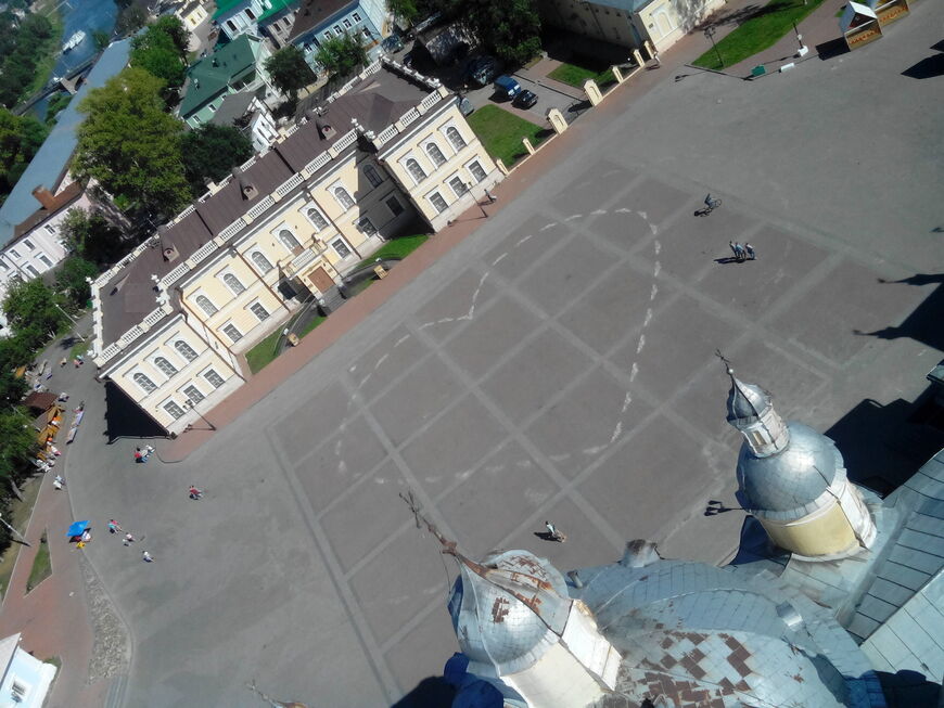 Вид с колокольни собора на площадь