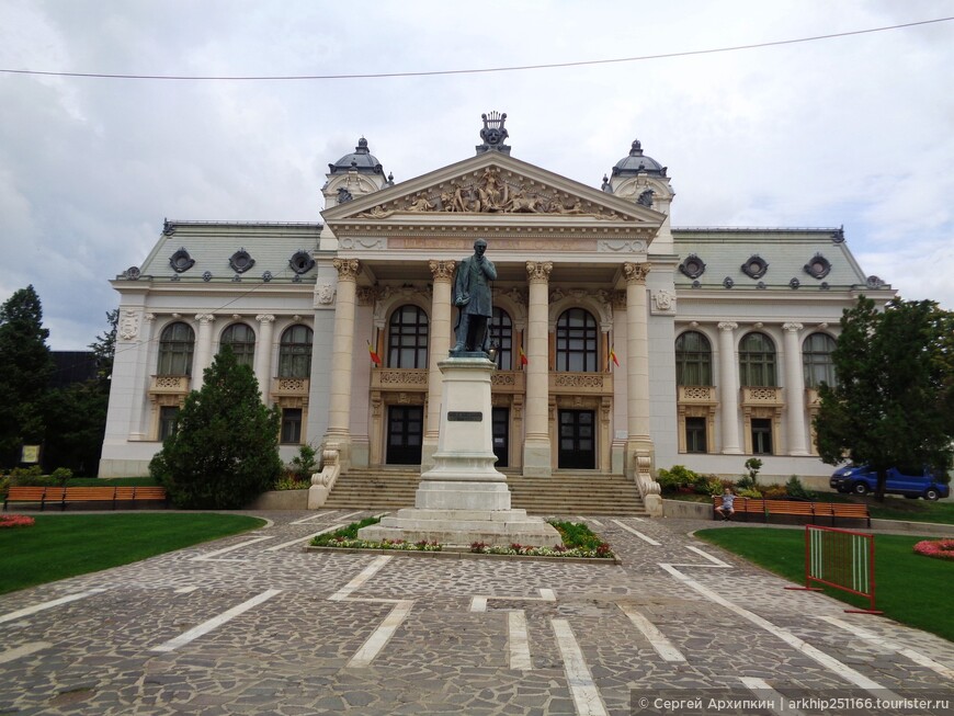 По Румынии. По достопримечательностям Яссы — столице Западной Молдовы