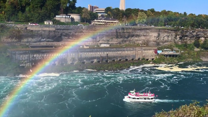 Кораблик у Ниагарского водопада
