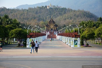 Туристов арестовали за осквернение памятника в Таиланде