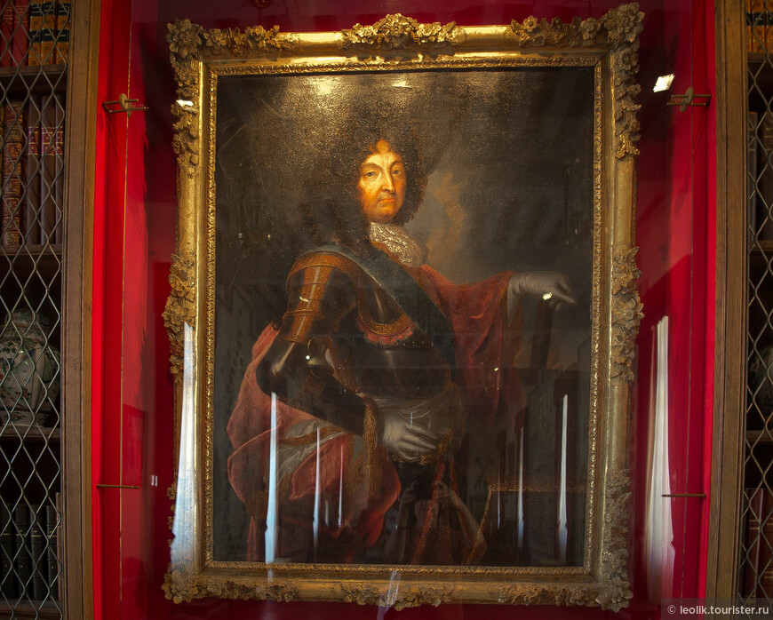 Портрет Людовика XIV кисти Вандермелена. На обратной стороне холста написано имя художника, что является единственным случаем в практике, т.к. на портрете могло быть только и исключительно изобрадение Короля-Солнца.