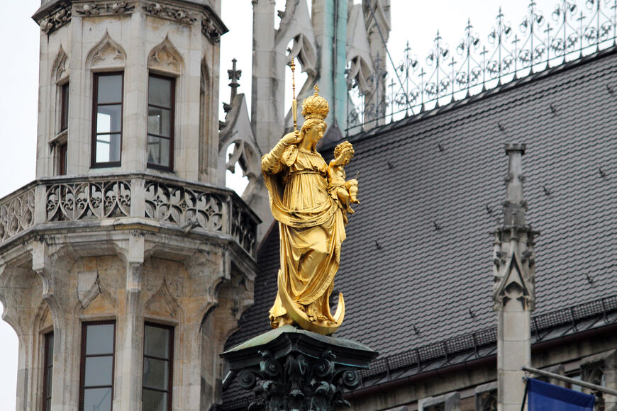 Статуя девы Марии с младенцем Христом на Mariensäule