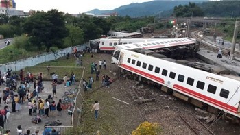 На Тайване поезд сошел с рельсов: 22 человека погибли