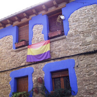 Calle Poyo. Интересно, что хотели сказать хозяева дома, вывесив на фасаде флаг Второй Испанской Республики -период испанской истории между изгнанием короля Альфонсо XIII и установлением военной диктатуры Франсиско Франко. В течение 8 лет с 1931 по 1939 года испанский флаг включал третий цвет — фиолетовый. Фиолетовая полоса символизировала Кастилью.
