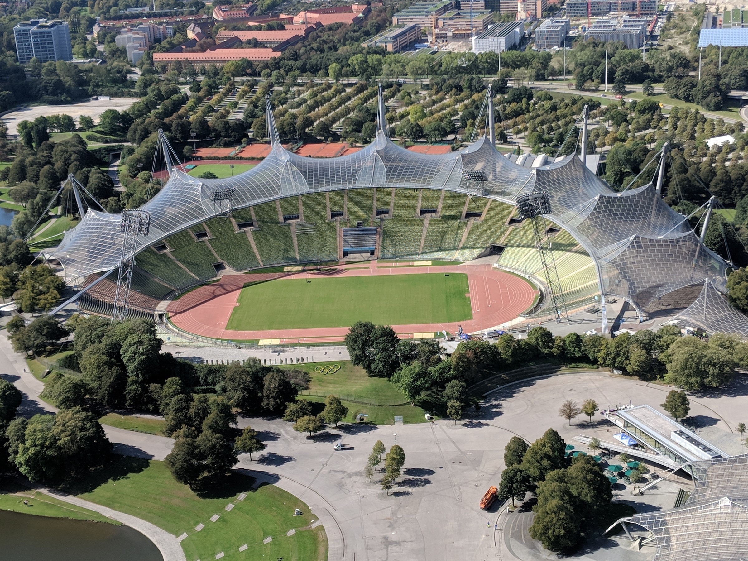 Парк возле олимпийского. Мюнхенский Олимпийский парк. Олимпик парк Мюнхен. Олимпийский стадион (Мюнхен). Достопримечательности Мюнхена Олимпийский парк.