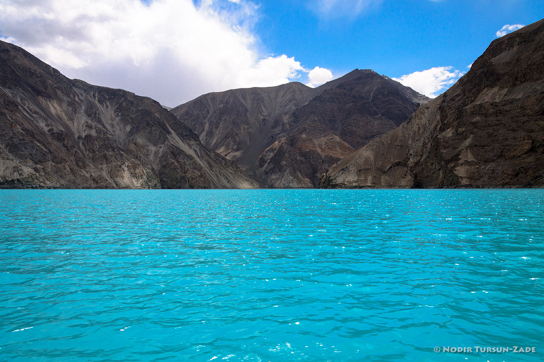 Сарезское озеро таджикистан. Озера Сарез в памире. Озеро Сарез в Таджикистане. Кули Сарез в Таджикистане. Кули Сарез озеро.