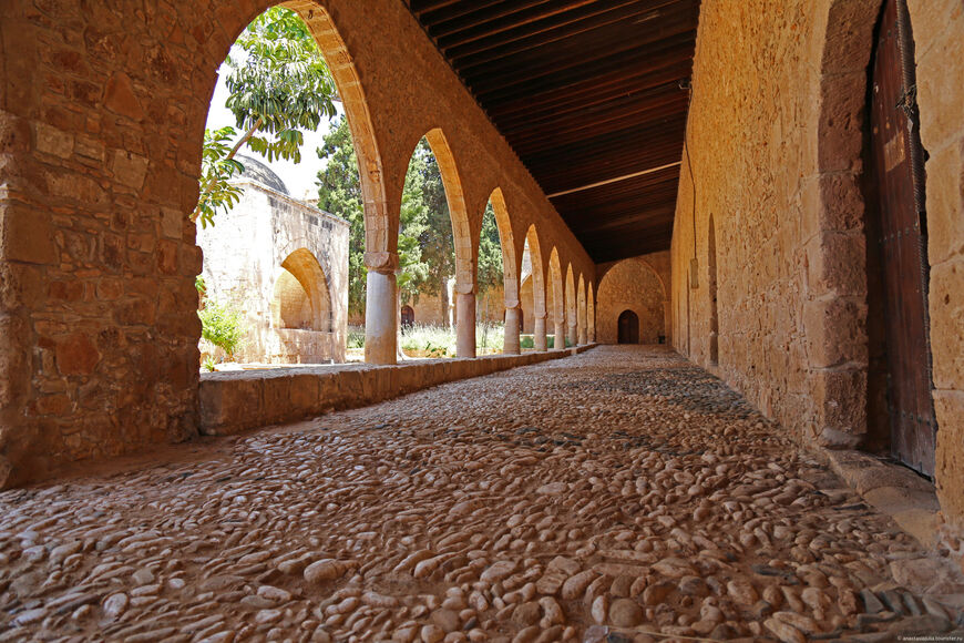 Арочная галерея монастыря 