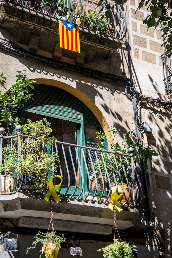 На каждом балкончике гордо реет каталонский флаг или повязаны жёлтые ленточки - своеобразные символы мирного протеста