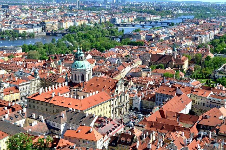 Вид на Прагу со смотровой южной башни собора